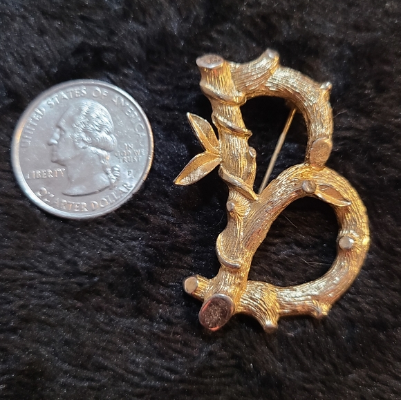 Sarah Coventry goldtone "B" brooch (77) - Picture 2 of 3